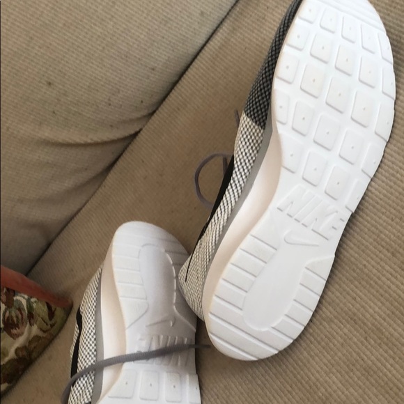 Nike sneakers gray size 10 - Picture 2 of 7